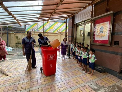 FY2 Andheri - Sweeper Visit in school